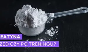 Miarka z białym proszkiem, prawdopodobnie kreatyna. Pytanie brzmi: kreatyna przed czy po treningu?