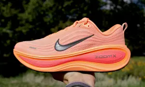 Pomarańczowe buty do biegania Nike z pianką ZoomX. Idealne na długie dystanse, zapewniające komfort i amortyzację.