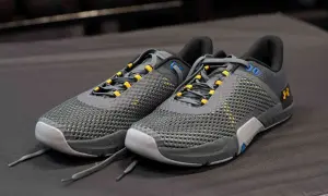 Szare buty do crossfitu z żółtymi akcentami i siateczkową cholewką. Idealne na treningi.