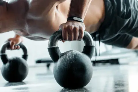 Jak ułożyć trening crossfit, by osiągnąć maksymalne rezultaty?