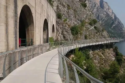 Najlepsze trasy rowerowe w Limone sul Garda – piękne widoki i emocje