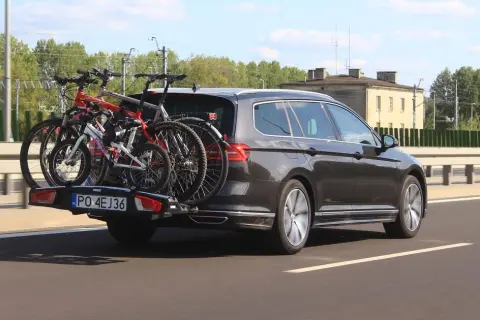 Jaki bagażnik na rowery wybrać, aby uniknąć problemów w trasie?