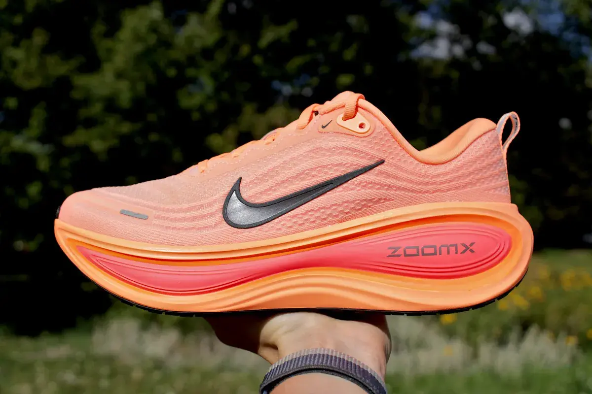 Pomarańczowe buty do biegania Nike z pianką ZoomX. Idealne na długie dystanse, zapewniające komfort i amortyzację.