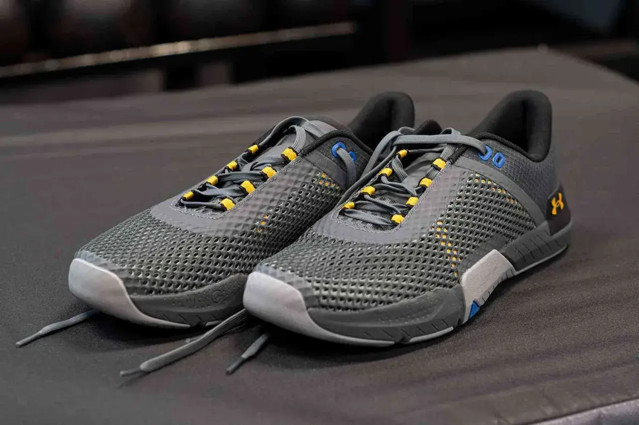 Szare buty do crossfitu z żółtymi akcentami i siateczkową cholewką. Idealne na treningi.